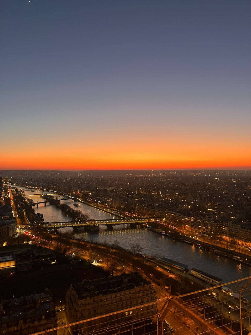 Paris au coucher du soleil depuis la tour Eiffel - @loulou.photography_